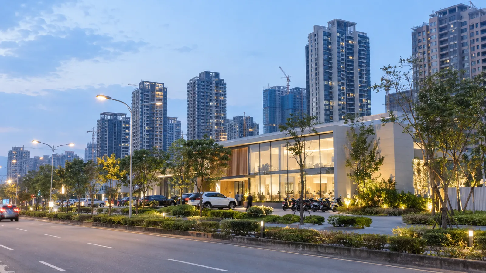 建案價格趨於親民,重劃區接待中心迎來務實看屋人潮。