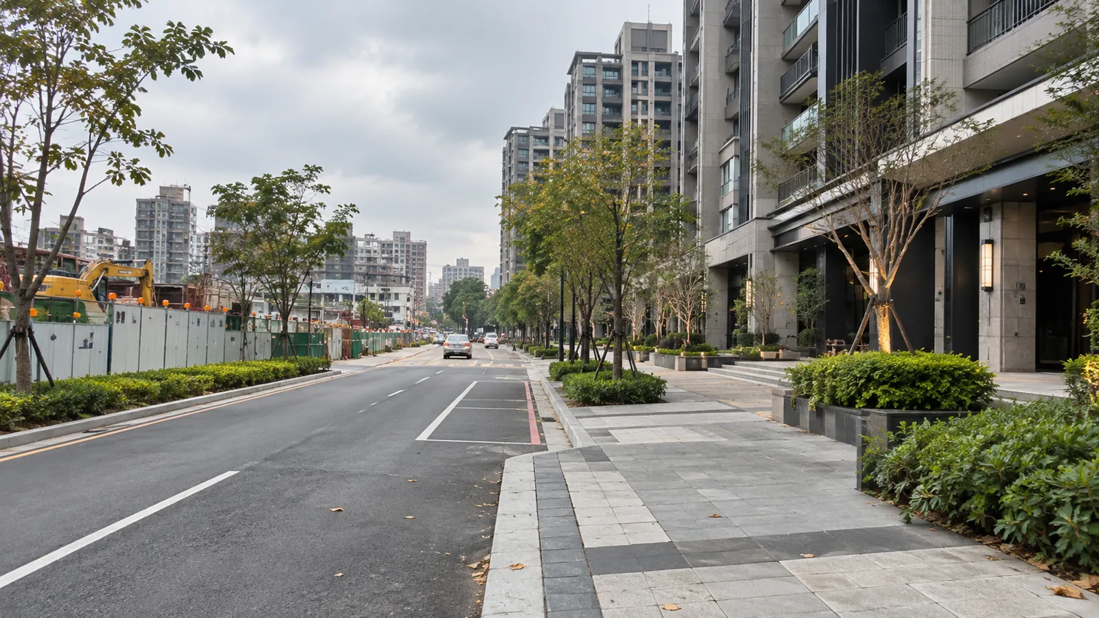 工程圍籬旁的平整道路,串連起新建大樓與綠意街廓。