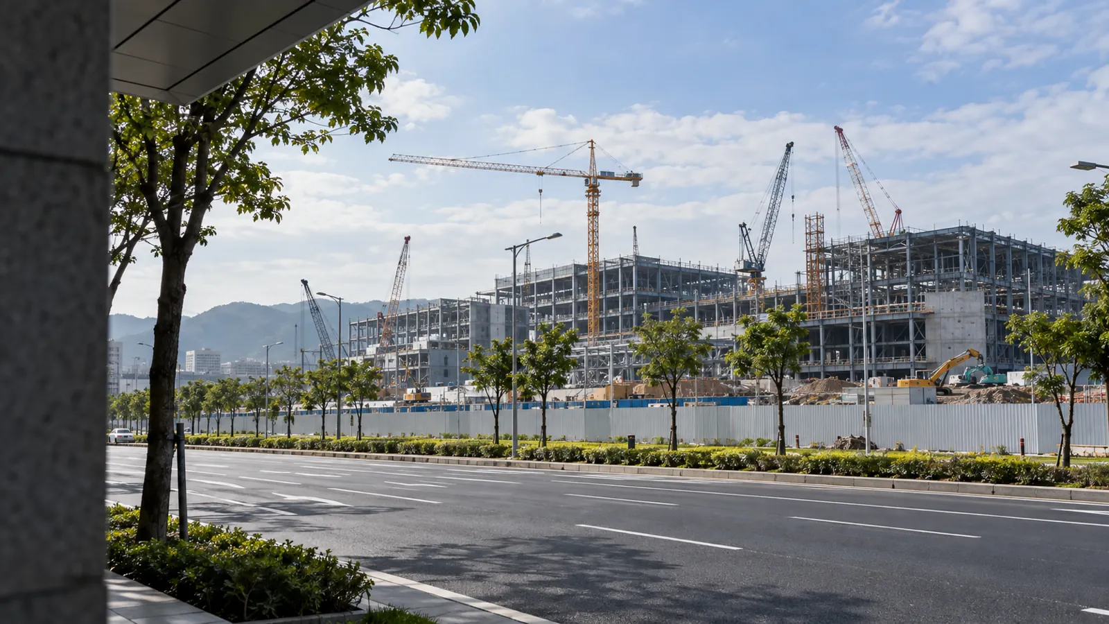 鋼骨廠房與大型吊車加緊施工,科技園區建設展現新動能。