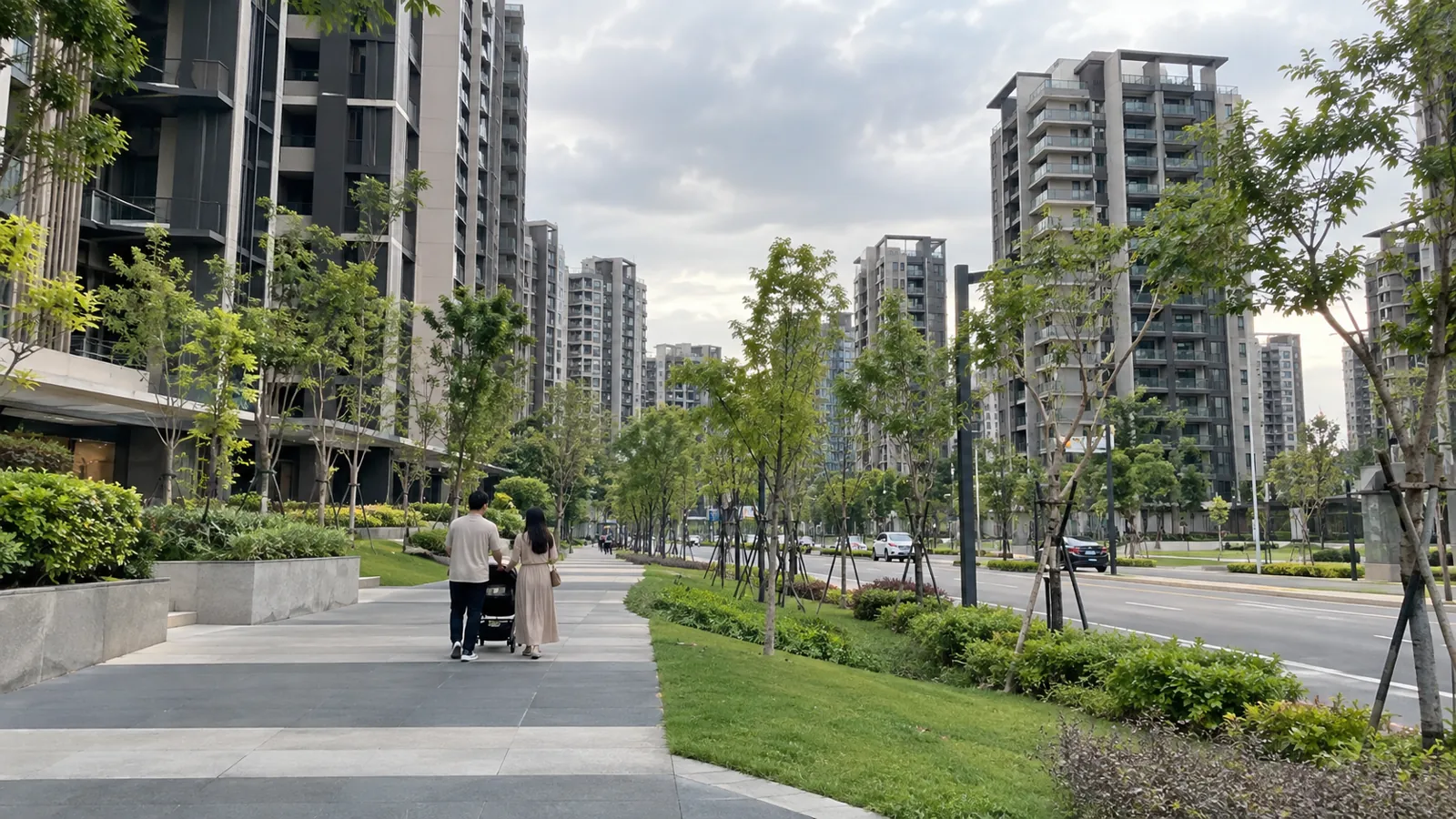 夫妻推著嬰兒車漫步新穎住宅街廓,踏出從容安居的步伐。