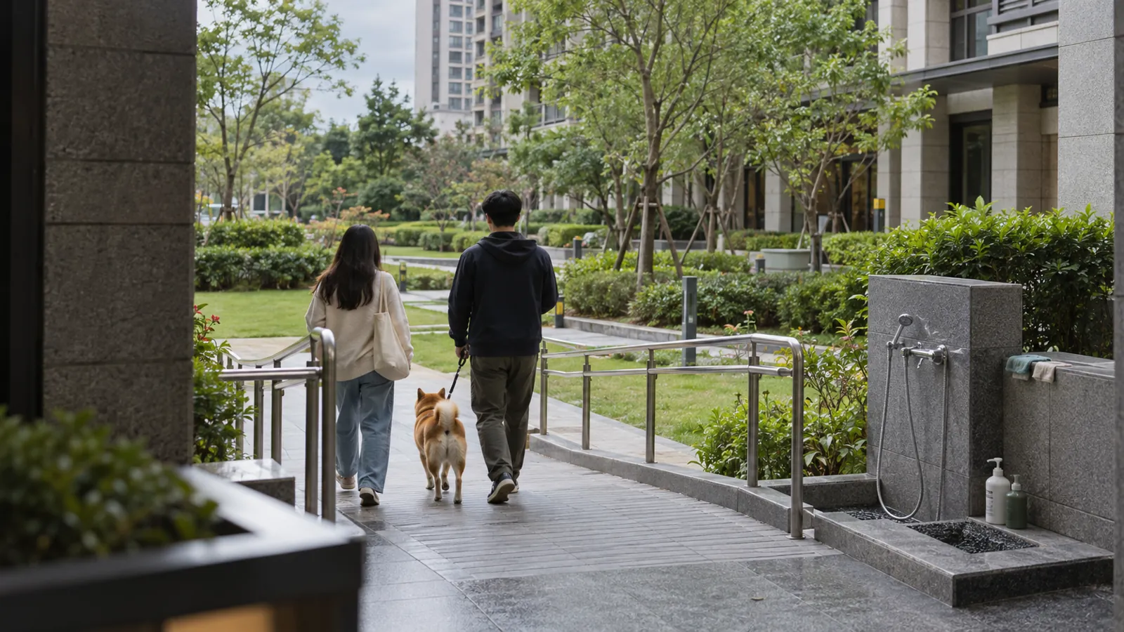社區中庭綠意與專屬沖洗設施,打造毛孩友善生活圈。